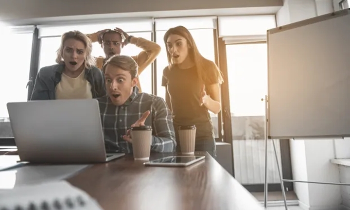 Gửi email mời cưới cho 6.000 đồng nghiệp kèm số tài khoản, cô gái gây tức giận