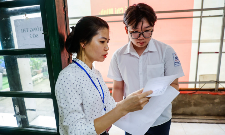 Hơn 100.000 học sinh Hà Nội thi môn đầu tiên vào lớp 10