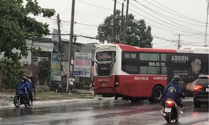 Xe khách quay ngang va trúng xe máy ở Đồng Nai, 2 người thương vong