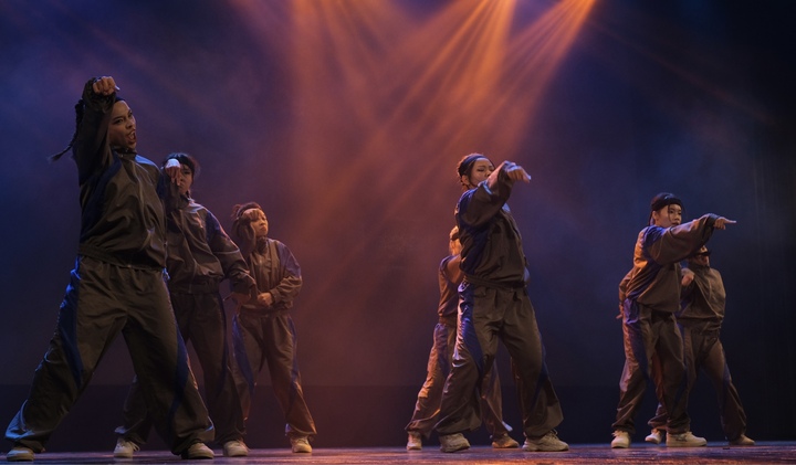 Sinh viên trường Báo khoe vũ điệu điêu luyện, giành giải Nhất Hotstep 2024