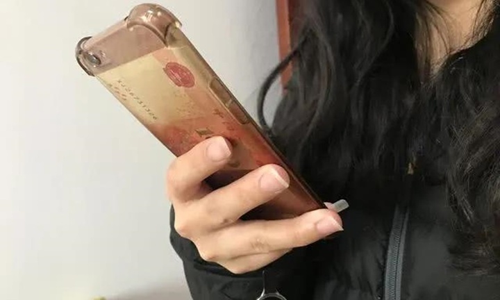 Vì sao bạn nên để một khoản tiền nhỏ sau vỏ ốp điện thoại?