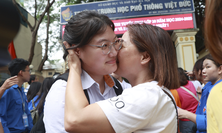 Muôn kiểu ăn mừng của sĩ tử sau khi kết thúc môn thi đầu tiên vào lớp 10 Hà Nội