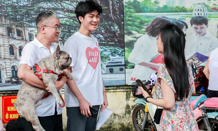 Gia đình mang thú cưng đến 'tiếp lửa' cho sĩ tử thi vào 10