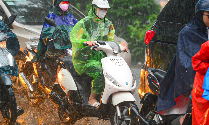 Dự báo thời tiết ngày mai 9/6: Bắc Bộ và Nam Bộ hứng mưa dông lớn
