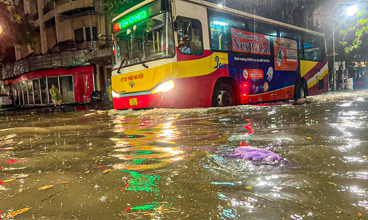 Hà Nội mưa lớn, phố trung tâm ngập gần nửa mét