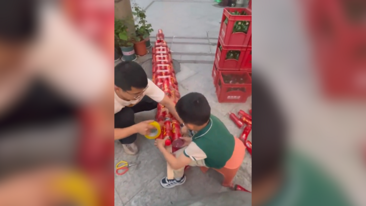 Hai cha con biến 250 chai nhựa thành thuyền rồng