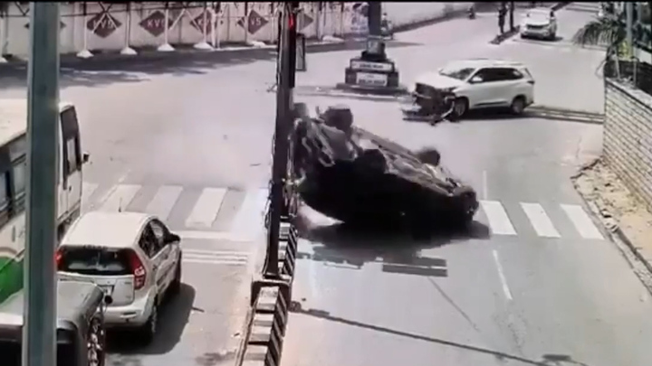 Tai nạn kinh hoàng, ô tô lộn nhiều vòng trên đường 