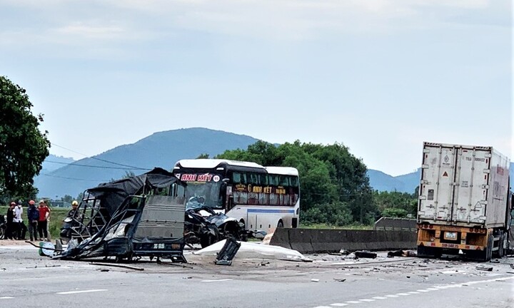 Xe tải va chạm liên hoàn ở Hà Tĩnh, 3 người tử vong 
