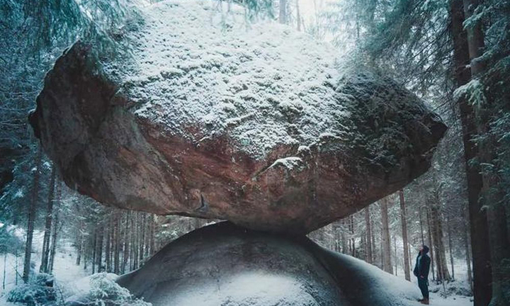 Tảng đá kỳ lạ nằm chênh vênh suốt hàng nghìn năm