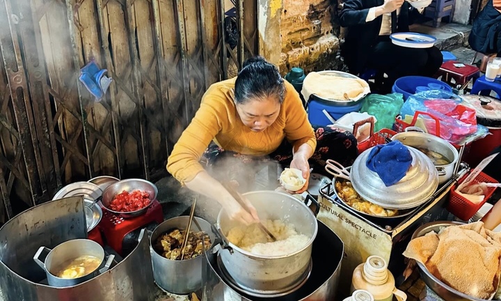 Hàng xôi ngon nức tiếng phố cổ, chuyển tới đâu khách theo nườm nượp tới đó