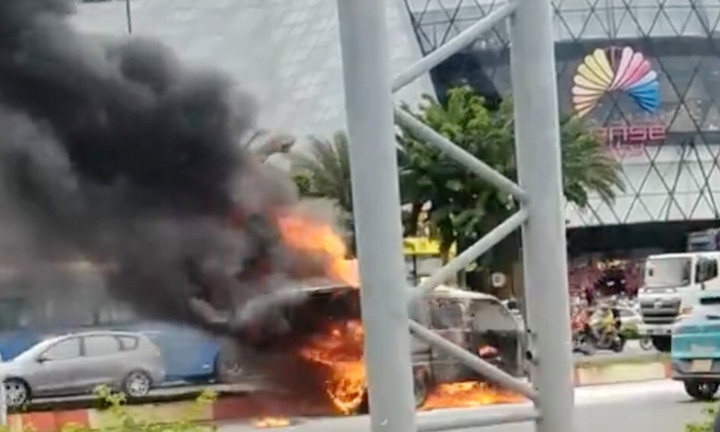 Xe van cháy rụi giữa đại lộ đẹp nhất TP.HCM