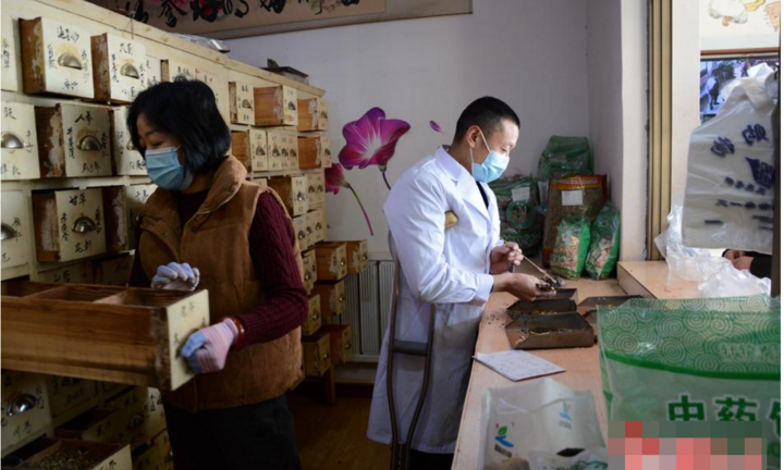 Bác sĩ bại liệt hơn 20 năm khám bệnh miễn phí 