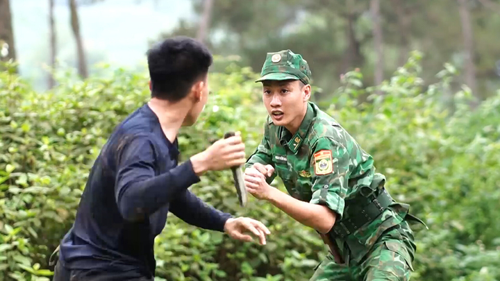 Đặc nhiệm biên phòng tay không tước vũ khí, hạ gục tội phạm