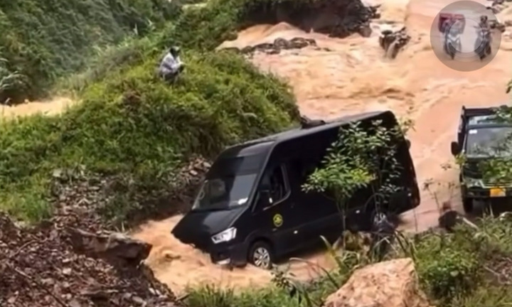 Sạt lở sau mưa lớn, du khách mắc kẹt tại đường xuống sông Nho Quế