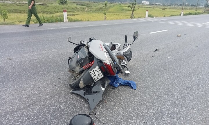 Hà Tĩnh: Xe máy chở 4 va chạm ô tô con, 1 người chết