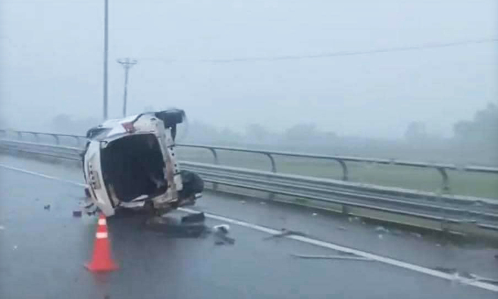 Ô tô con tự gây tai nạn trên cao tốc Hải Phòng-Móng Cái, hai người thương vong