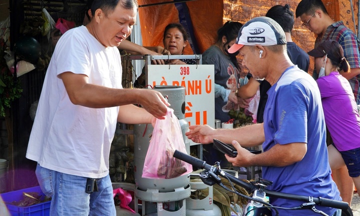 TP.HCM: Chen chân mua bánh đặc sản của người Hoa dịp Tết Đoan ngọ