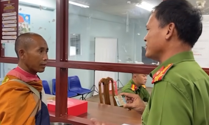 Ông Thích Minh Tuệ nhận căn cước công dân