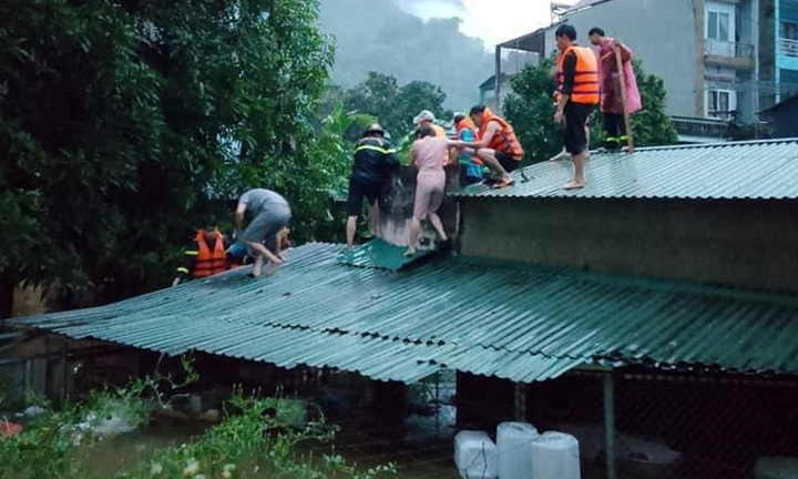 Hà Giang chìm trong biển nước, dân trèo lên mái nhà chờ giải cứu