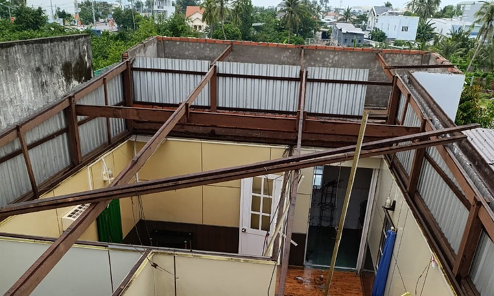 Mưa dông đánh chìm 3 tàu cá, làm tốc mái 19 nhà dân