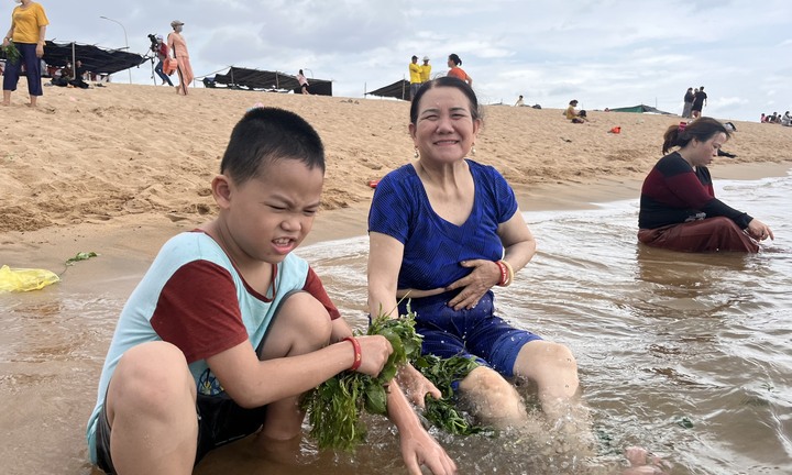 Giữa trưa Tết Đoan ngọ, người dân 'xứ Nẫu' đổ xô đi tắm biển với nắm lá đặc biệt