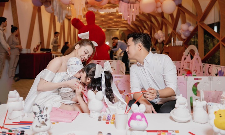 Nhã Phương để lộ diện mạo của quý tử khi đăng clip Trường Giang chơi đùa với con