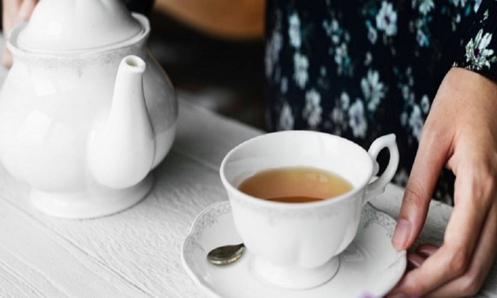 Pha trà bồ công anh cho chồng giải khát, vô tình đầu độc chồng