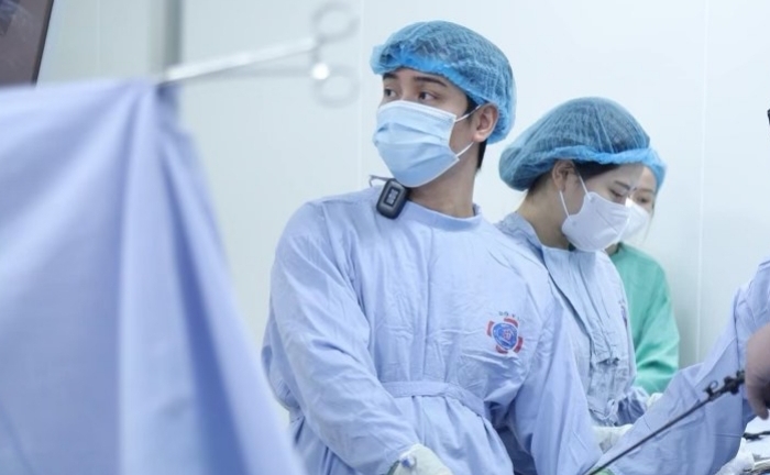 Chuẩn bị nội soi, người đàn ông bất ngờ bật dậy, ra cổng viện bắt xe về quê