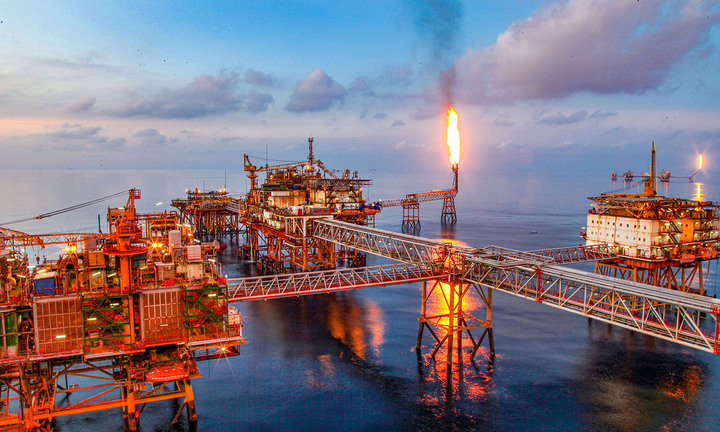 Petro Vietnam duy trì tăng trưởng khi giá dầu đảo chiều giảm mạnh 