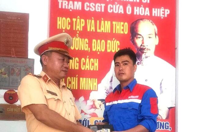 Nhặt được ví tiền, nhân viên Bệnh viện C Đà Nẵng nhờ công an tìm người trả lại