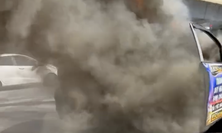 Taxi bốc cháy ngùn ngụt giữa ngã tư ở Hà Nội