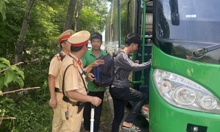 CSGT Thừa Thiên - Huế giúp thanh niên bị lái xe khách đuổi xuống giữa đường