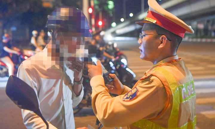 Vi phạm nồng độ cồn kịch khung, nhân viên quán bia nói 'phải uống cảm ơn khách'