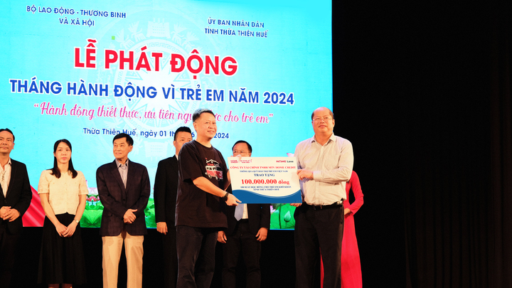 Home Credit trao tặng học bổng cho 100 học sinh có hoàn cảnh khó khăn tại Huế