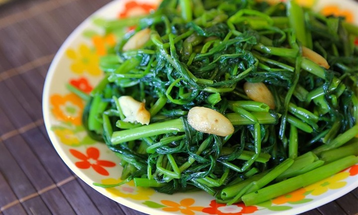 Cách xào rau muống xanh, giòn ngon đơn giản