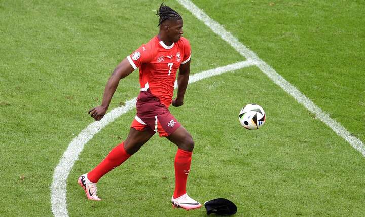 Giải mã vật màu đen bí ẩn tiền đạo Thụy Sỹ làm rơi trên sân