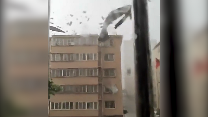 Gió cực mạnh xé toạc loạt mái nhà ở Trung Quốc