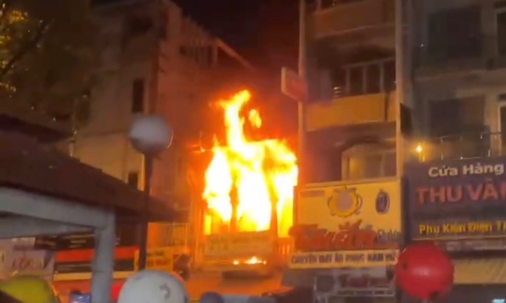 Cháy nhà 2 tầng ở TP.HCM, 1 phụ nữ được cứu thoát