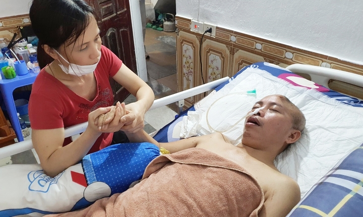 Mẹ ung thư, bố khuyết sọ nằm bất động, hai con nguy cơ bỏ học