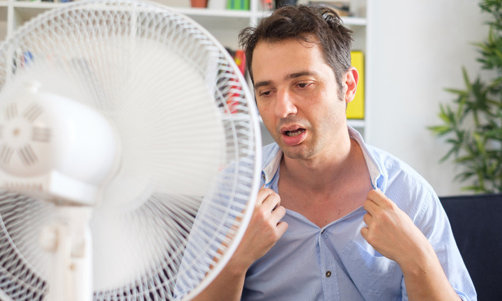 Tại sao ngày nắng nóng càng bật quạt to càng nóng bức?