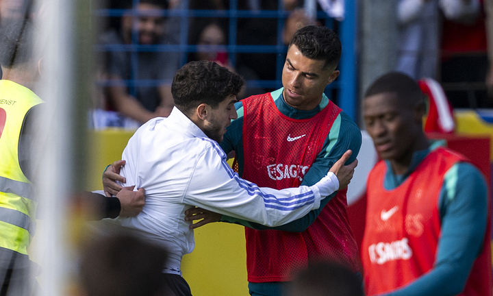 Ronaldo bị cổ động viên rượt đuổi trên sân tập