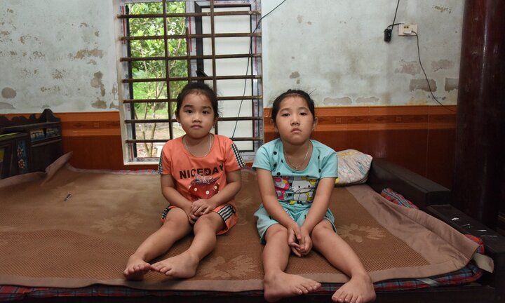 Câu hỏi ngày đầu đến trường của 2 chị em bị bệnh hiểm nghèo và nước mắt người mẹ