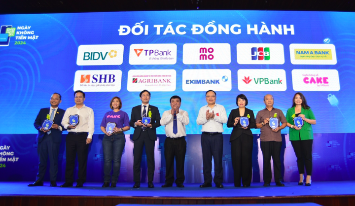 Ngày không tiền mặt 2024: Nam A Bank tung nhiều trải nghiệm thanh toán hiện đại