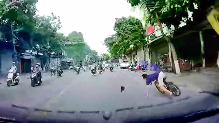 Tài xế bẻ lái 'xuất thần' tránh thanh niên ngã nhào trước mũi xe