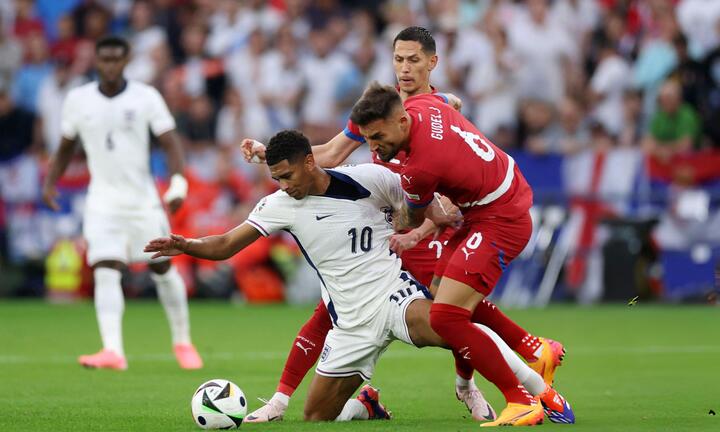 Trực tiếp bóng đá Anh 1-0 Serbia: Bóng dội xà ngang