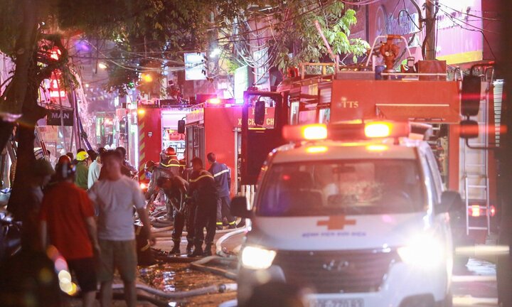 Cháy nhà 4 người chết ở Hà Nội: Hàng xóm bất lực nhìn bàn tay vẫy cầu cứu