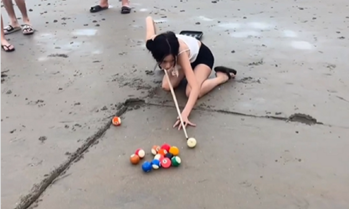 Bàn bida 'chảnh theo kiểu không giống ai' trên bãi biển