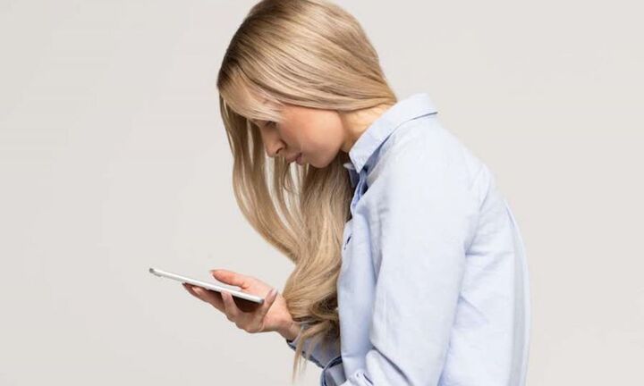 Nhiều người trẻ mắc hội chứng cổ rùa, thoái hoá đốt sống vì điện thoại