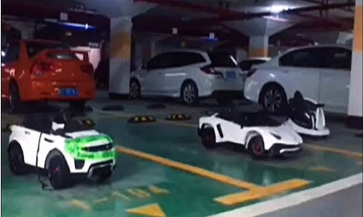 Chủ căn hộ mua 3 chỗ đỗ ô tô chỉ để cất xe đồ chơi và cái kết bi hài