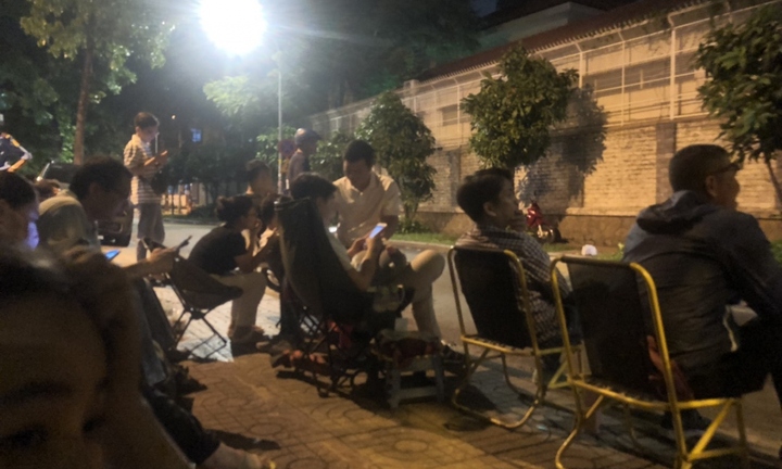 Phụ huynh TP.HCM xếp hàng từ đêm mua hồ sơ vào lớp 1 cho con